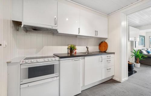 Fidjeland Apartment | 2 Bedroom Awesome Apartment In Tjørhom