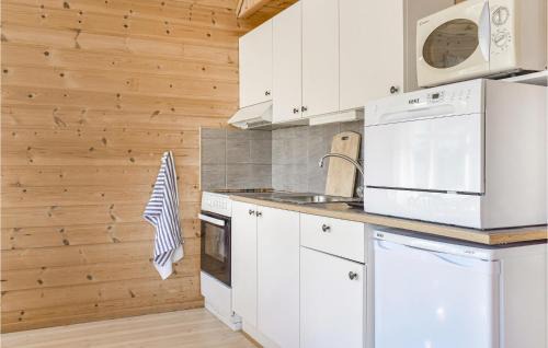 Vallavik House | 2 Bedroom Beach Front Home In Vallavik
