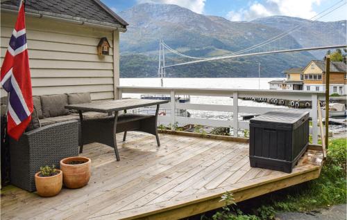 Vallavik House | 2 Bedroom Beach Front Home In Vallavik