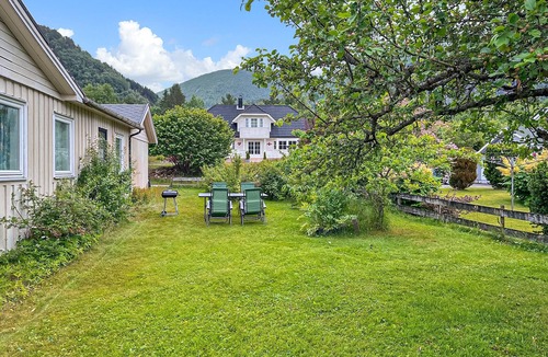Nesset Apartment | 2 bedroom lovely apartment in Eresfjord