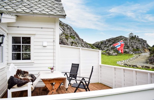 Selbjorn House | 2 bedroom lovely home in Stolmen