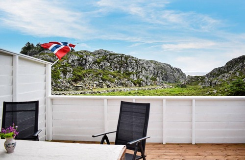 Selbjorn House | 2 bedroom lovely home in Stolmen