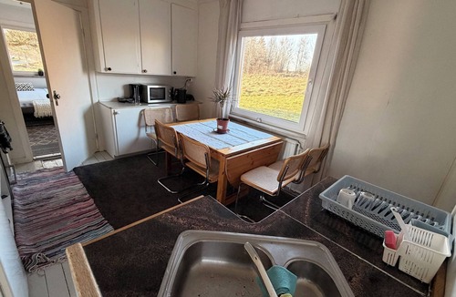 Forsheda House | 2 stora hus, 20 rum, jacuzzi, bastu, lekplats, sjö, ljud, ljus, TV, bra internet