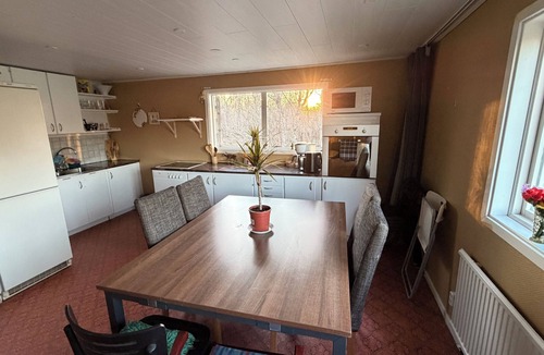 Forsheda House | 2 stora hus, 20 rum, jacuzzi, bastu, lekplats, sjö, ljud, ljus, TV, bra internet