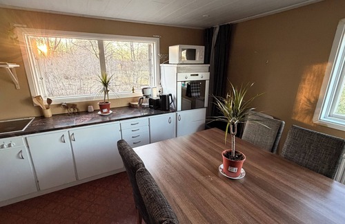 Forsheda House | 2 stora hus, 20 rum, jacuzzi, bastu, lekplats, sjö, ljud, ljus, TV, bra internet