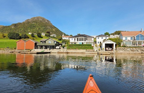 Vindafjord Apartment | 3 bedroom beach front apartment in Sandeid