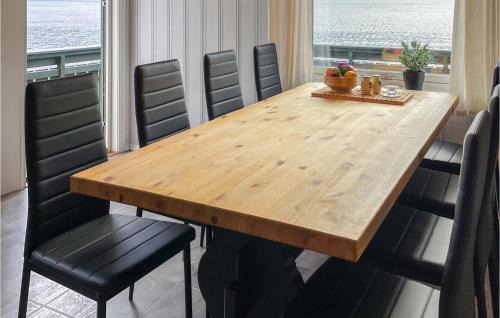 Vindafjord Apartment | 3 Bedroom Beach Front Apartment In Sandeid
