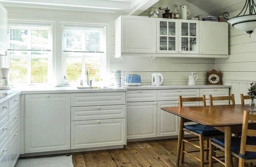 Suldal House | 3 bedroom beach front home in Erfjord