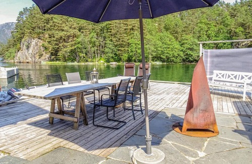Suldal House | 3 bedroom beach front home in Erfjord
