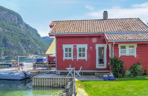 Suldal House | 3 bedroom beach front home in Erfjord