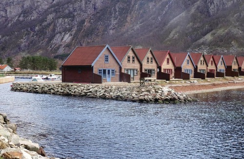 Gjesdal House | 3 bedroom beach front home in Dirdal