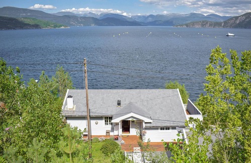 Jondal House | 3 bedroom beach front home in Jondal