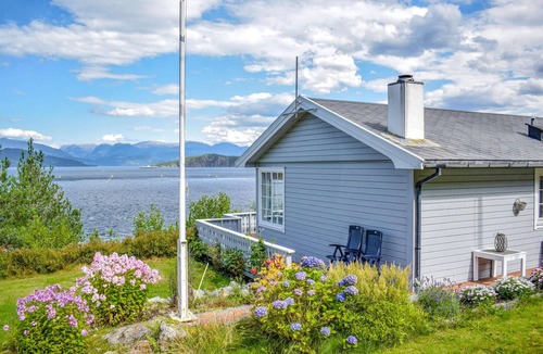 Jondal House | 3 bedroom beach front home in Jondal
