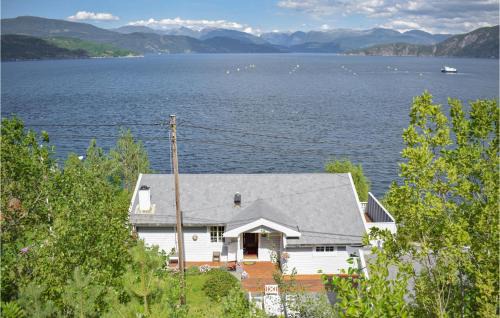Jondal House | 3 Bedroom Beach Front Home In Jondal