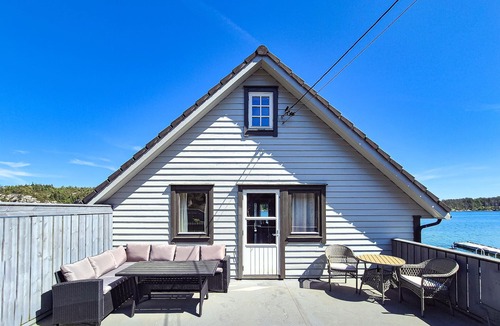 Bomlo House | 3 bedroom beach front home in Urangsvåg