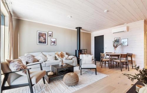 Vinje Apartment | 3 Bedroom Nice Apartment In Edland