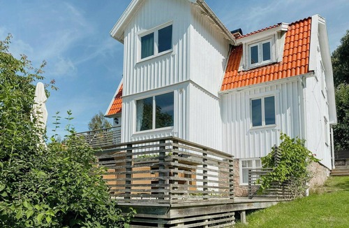 Uddevalla Municipality House | 30s holiday home near nature and sea