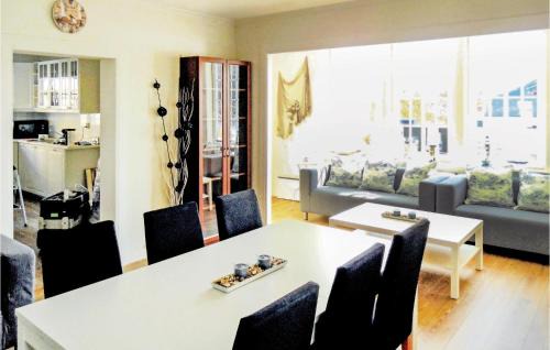 Sund Apartment | 4 Bedroom Cozy Apartment In Steinsland