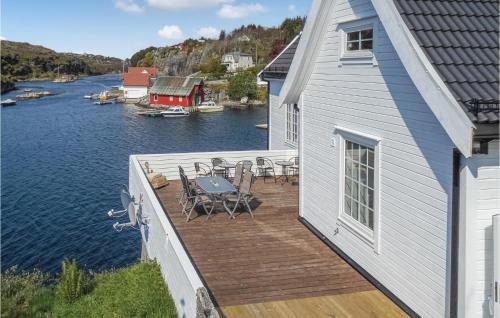 Sund Apartment | 4 Bedroom Cozy Apartment In Steinsland