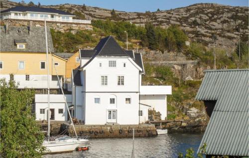 Sund Apartment | 4 Bedroom Cozy Apartment In Steinsland