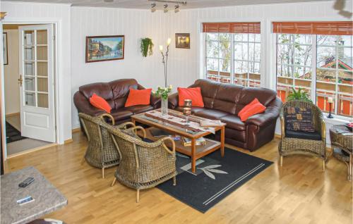 Hundeidvik House | 4 Bedroom Cozy Home In Hundeidvik