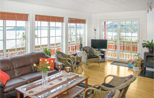 Hundeidvik House | 4 Bedroom Cozy Home In Hundeidvik