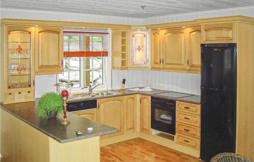 Hundeidvik House | 4 Bedroom Cozy Home In Hundeidvik