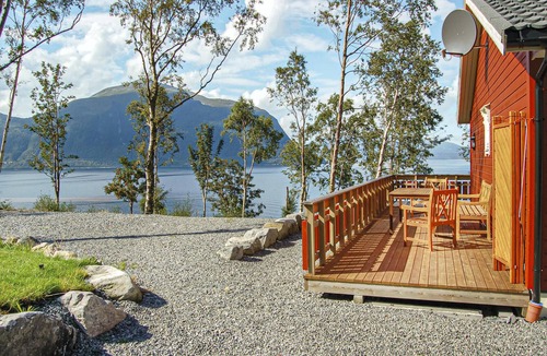Hundeidvik House | 4 bedroom cozy home in Hundeidvik