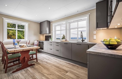 Grimsland House | 4 bedroom lovely home in Lundegrend