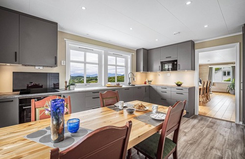 Grimsland House | 4 bedroom lovely home in Lundegrend