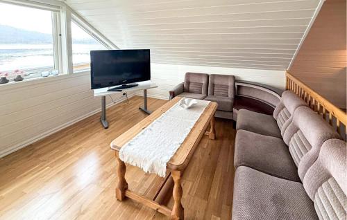 Finnoy Apartment | 4 Bedroom Nice Apartment In Skartveit