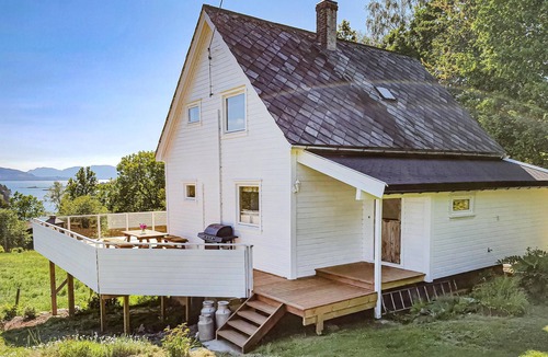 Fjelberg House | 4 bedroom nice home in Fjelberg