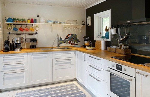 Vagsoy House | 4 bedroom nice home in Deknepollen