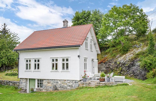 Lykling House | 4 bedroom stunning home in Finnås