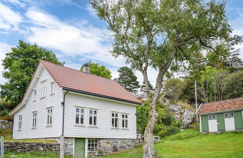Lykling House | 4 bedroom stunning home in Finnås