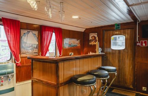 Tromsdalen Boat Rental | 4 H arctic explorer cruise with cabin