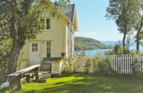 Dyroy Municipality House | 4 person holiday home in Skatvik-By Traum
