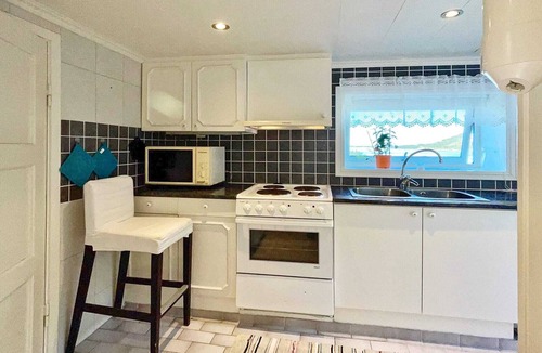 Austvagoy Apartment | 4 person holiday home in LAUPSTAD
