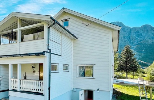 Austvagoy Apartment | 4 person holiday home in LAUPSTAD