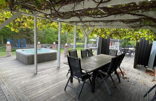 Drottningskar House | 4 star holiday home in Drottningskär