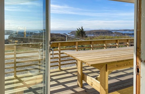 Bogoyvaer House | 5 bedroom beach front home in Kverva