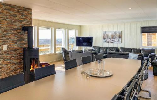 Bogoyvaer House | 5 Bedroom Beach Front Home In Kverva
