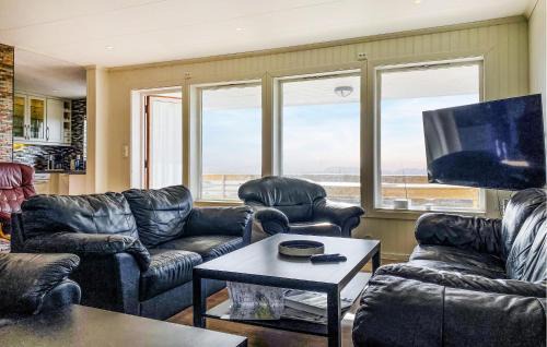 Bogoyvaer House | 5 Bedroom Beach Front Home In Kverva