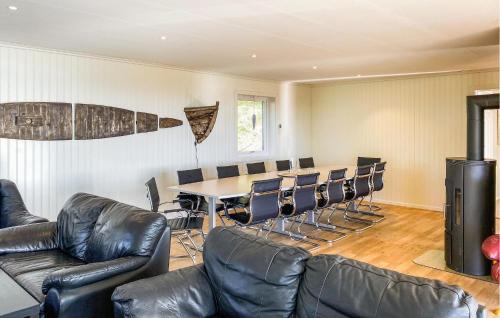 Bogoyvaer House | 5 Bedroom Beach Front Home In Kverva
