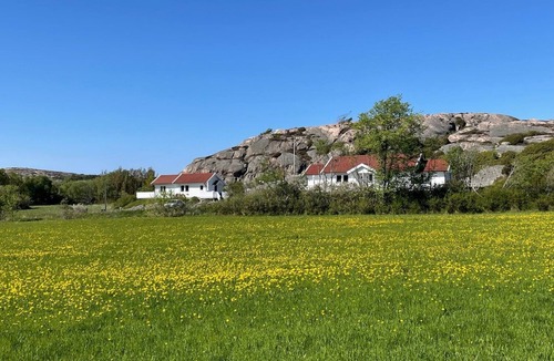 Kungshamn Cottage | 50 m2 well-equipped cottage near the sea, the Soten Canal & a unique nature reserve.