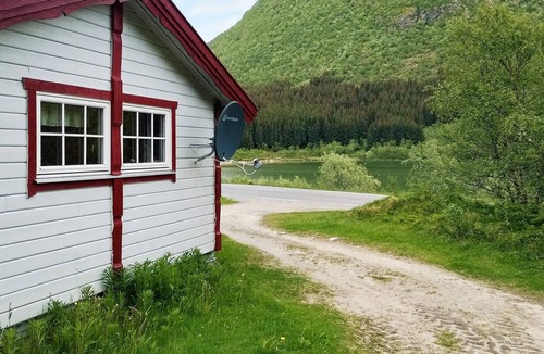 Meloy House | 6 person holiday home in Engavågen