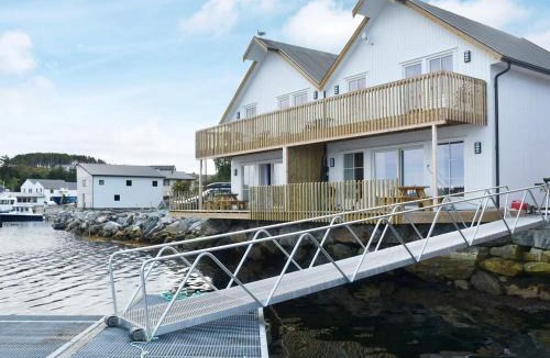 Dyrvik House | 6 person holiday home in Kverva