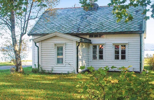 Haram House | 6 person holiday home in Fjørtoft