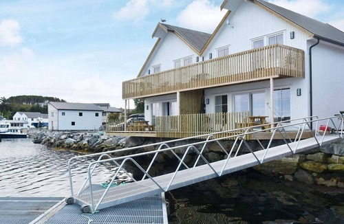 Dyrvik House | 6 person holiday home in Kverva