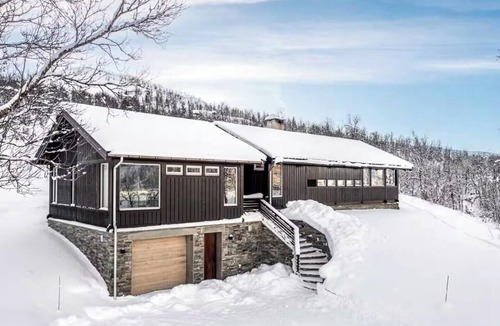 Hemsedal House | 70s architectural cabin with views in Hemsedal
